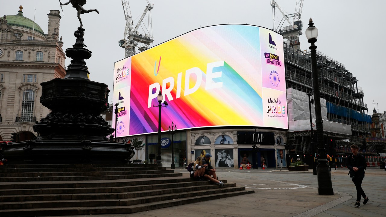 Telão com mensagem do mês do orgulho LGBT+ visto no Piccadilly Circus, Londres. 27/06/2021