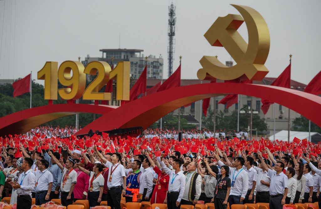 Público reunido na Praça da Paz Celestial, Pequim, durante celebração do centenário do partido Comunista. 01/07/2021