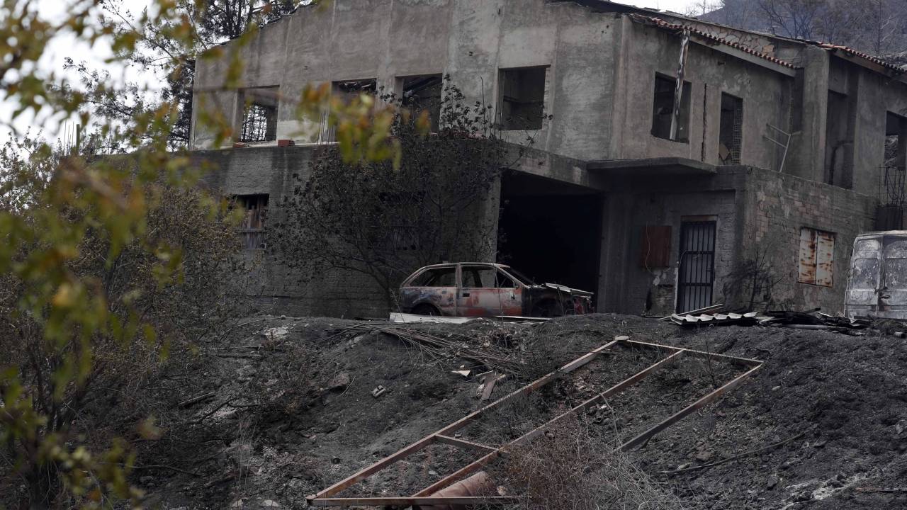 Incêndio destruiu propriedades no Chipre.