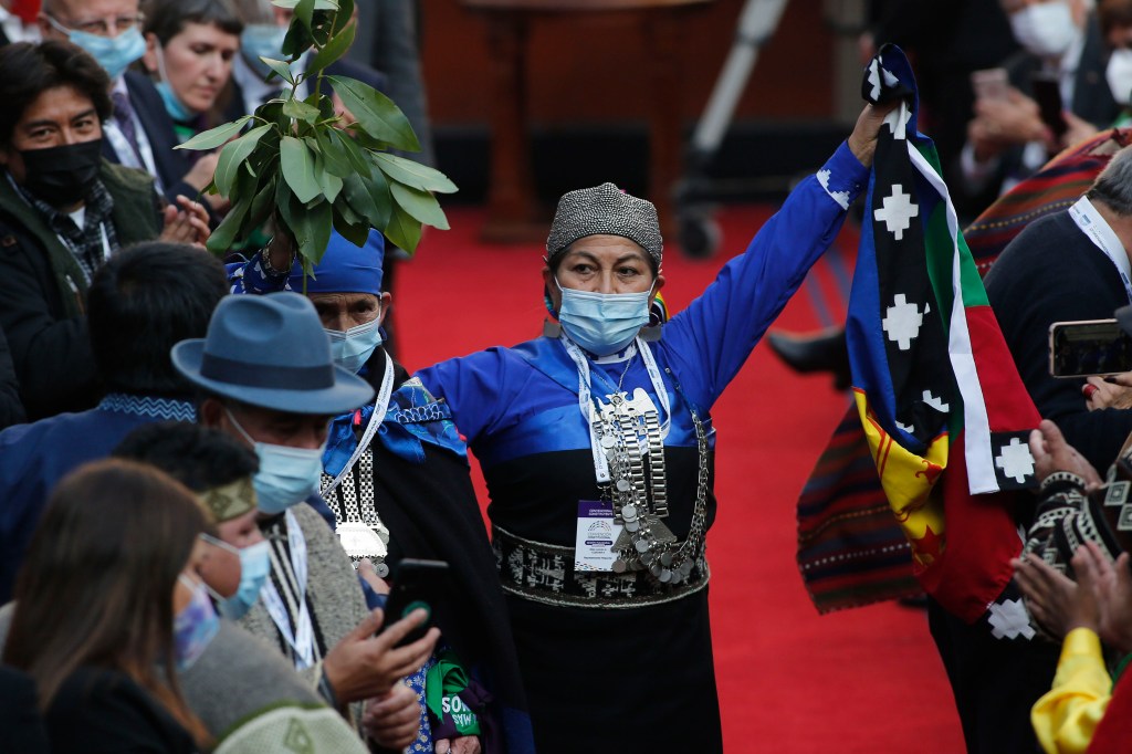 Elisa Loncon, de 58 anos de idade, uma acadêmica, linguista e ativista mapuche foi eleita por maioria absoluta no segundo turno, na sessão inaugural da convenção realizada no antigo Congresso Nacional. 04/07/2021