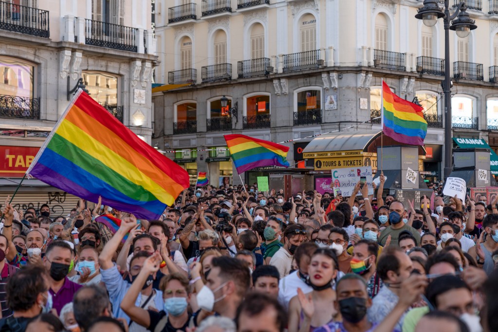 Manifestantes contra a homofobia em Madrid. 05/07/2021