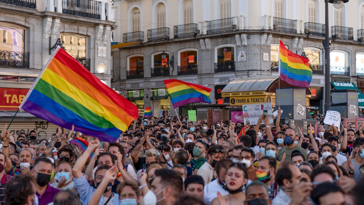Manifestantes contra a homofobia em Madrid. 05/07/2021