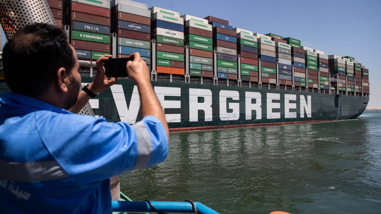 Funcionário do Canal de Suez fotografa saída do cargueiro Ever Given, após quase quatro meses retido no Egito. 07/07/2021