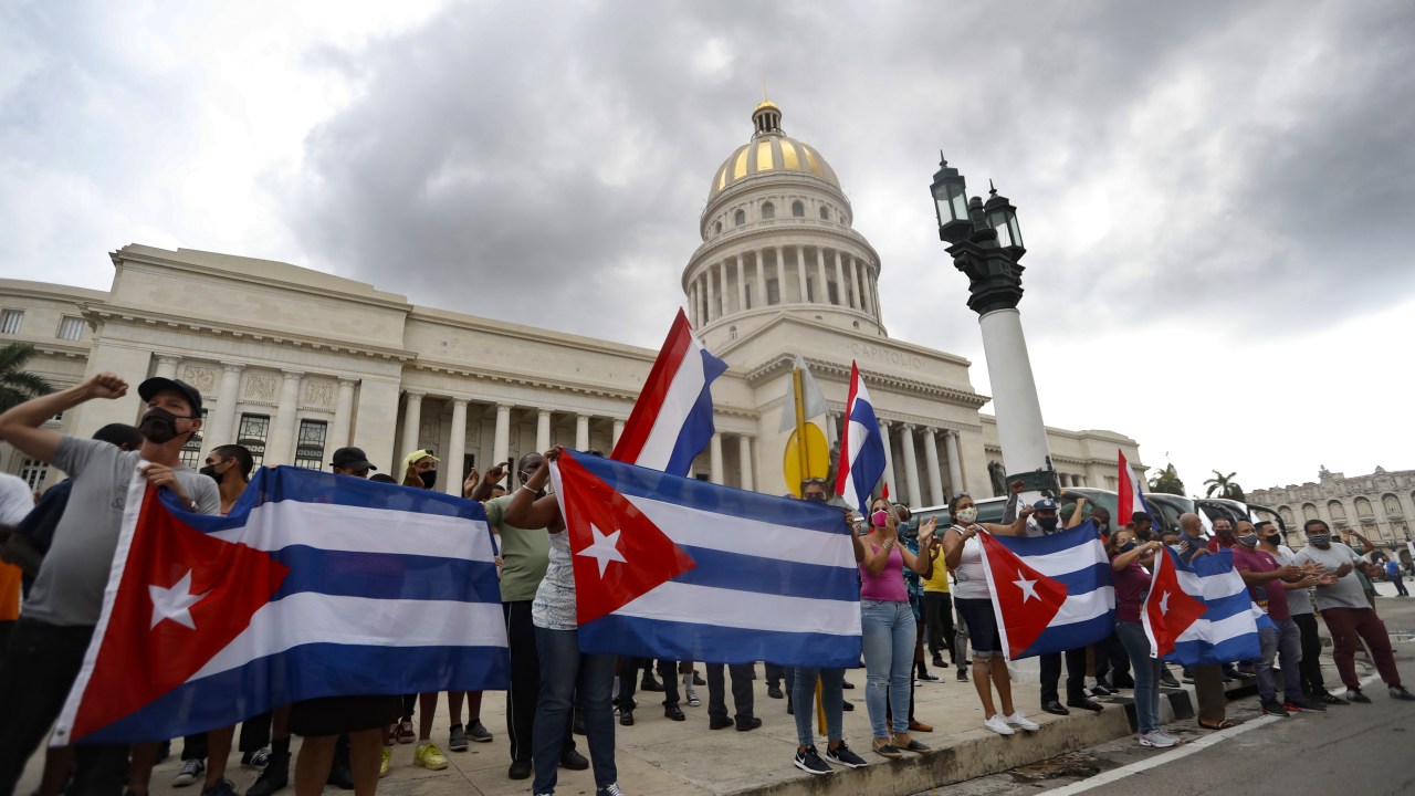 Apoiadores do governo cubano protestam em frente ao Capitólio de Havana.