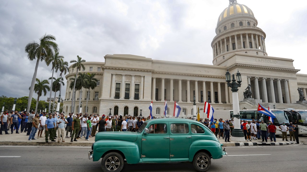 Apoiadores do presidente cubano, Miguel Díaz-Canel, vistos em Havana. 12/07/2021