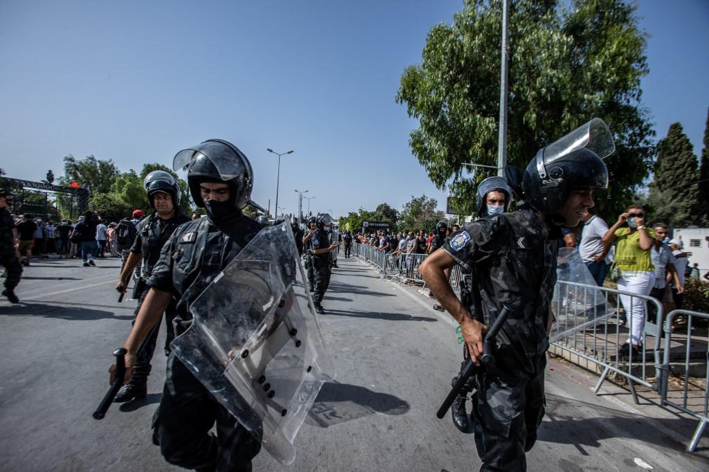 Forças de segurança cercam o centro de Tunis, capital da Tunísia, nesta segunda-feira (26)