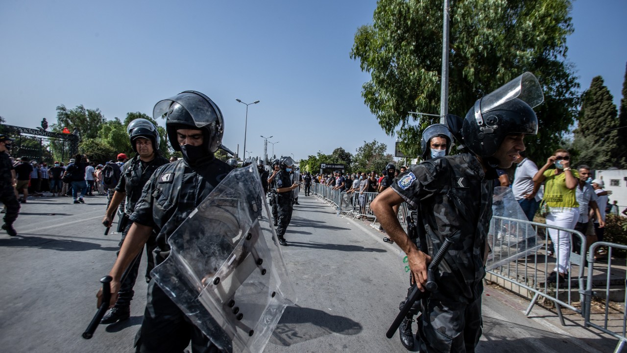 Forças de segurança cercam o centro de Tunis, capital da Tunísia, nesta segunda-feira (26)
