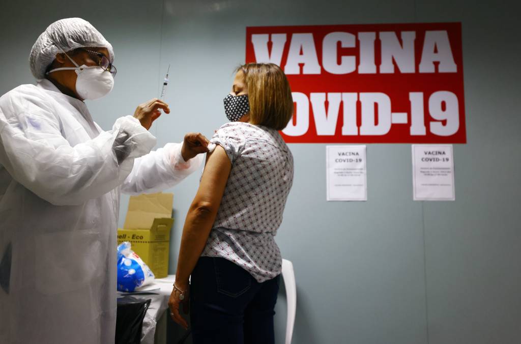 Covid-19: Brasil registra quarta menor média móvel de mortes do ano