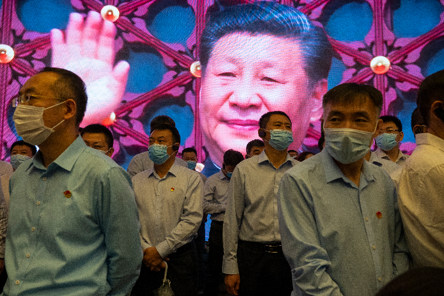 Mais agressivo e cheio de si, Xi Jinping insufla culto à personalidade