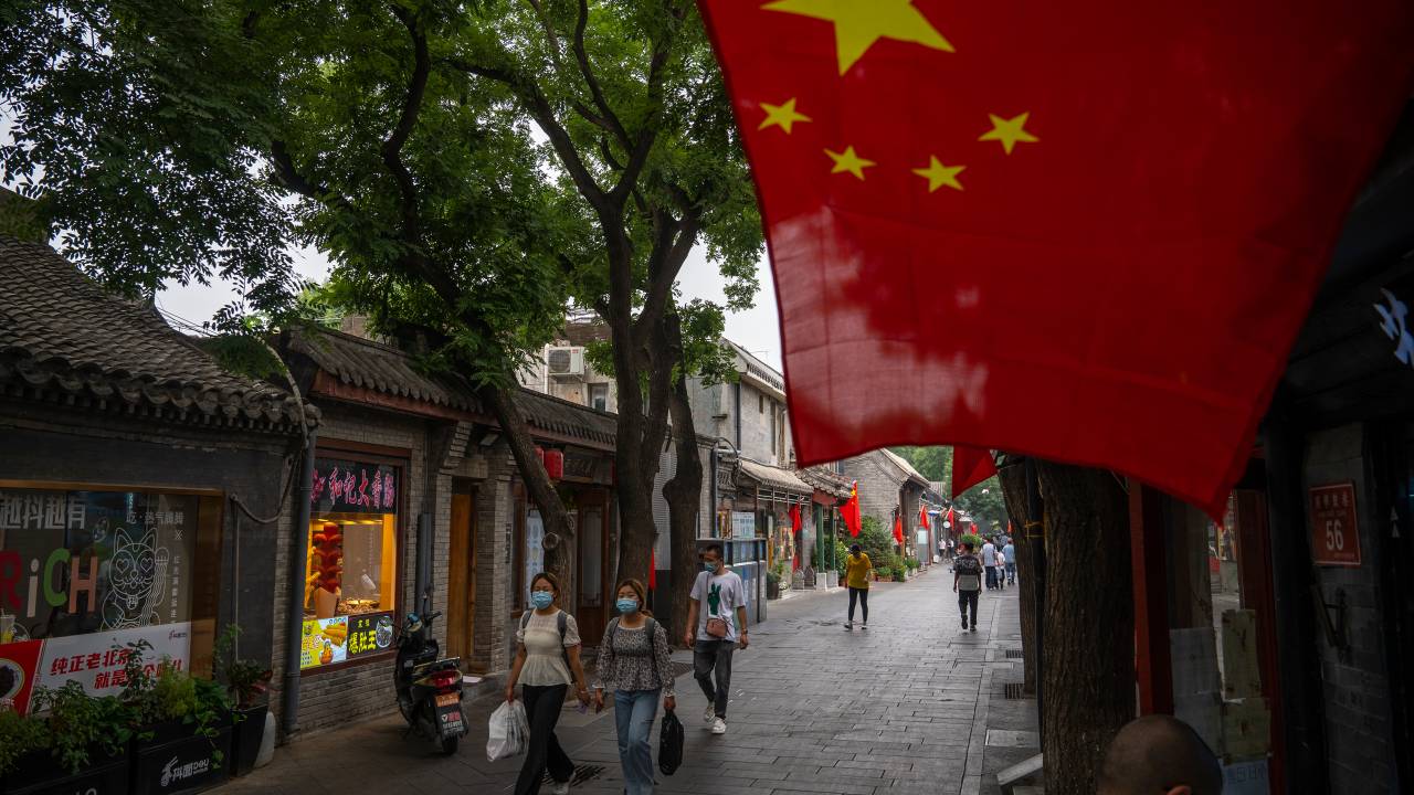 Bandeira nacional chinesa vista em Pequim. 29/06/2021
