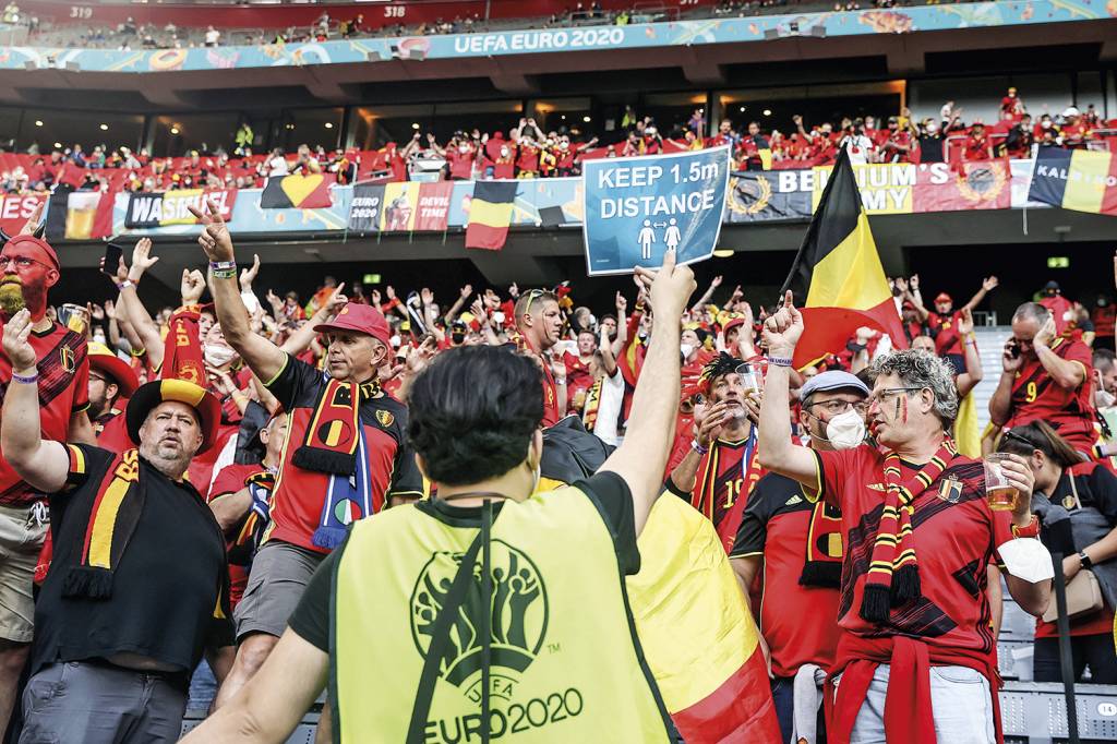 GettyImages-1326670783.jpg TORCIDA - Na Eurocopa, só entraram torcedores vacinados e sem infecção: mas com desrespeito ao distanciamento -