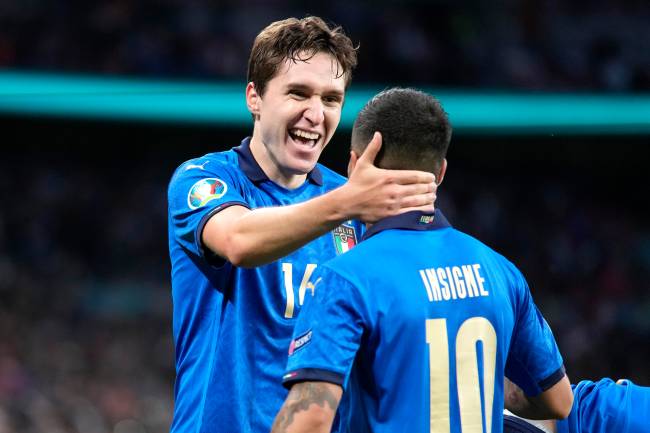 Federico Chiesa celebra seu gol contra a Espanha com Lorenzo Insigne