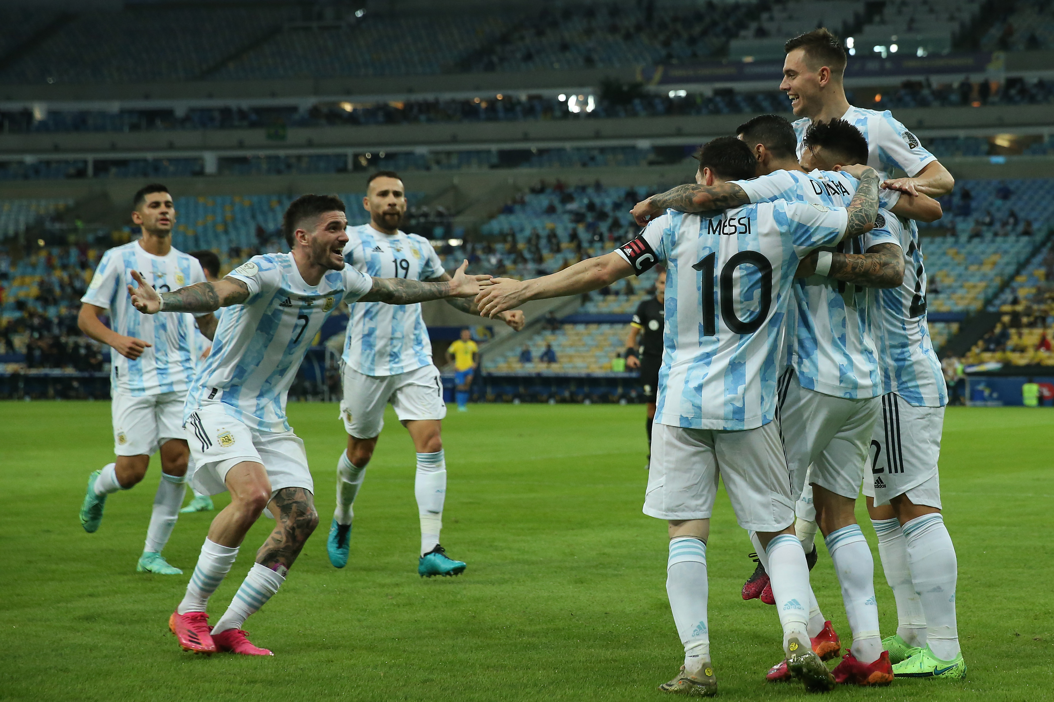 Jogadores da Argentina comemoram o gol de Di María, que garantiu o título da Copa América 2021 sobre o Brasil, no Maracanã -