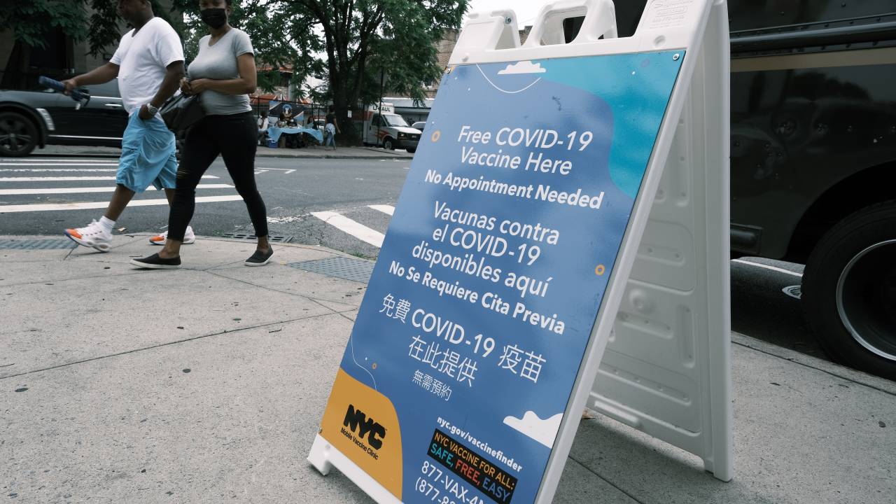 Placa indicando posto de vacinação em Nova York. 13/07/2021