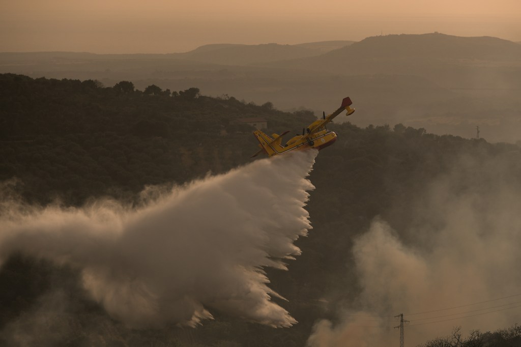 Avião despeja água sobre incêndios na Sardenha, Itália