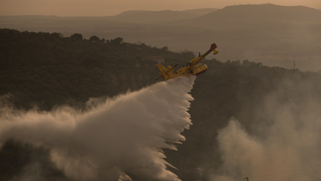 Avião despeja água sobre incêndios na Sardenha, Itália