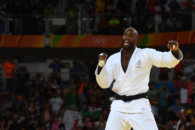 Teddy Riner com o filho e a esposa na Arena Carioca dos Jogos do Rio