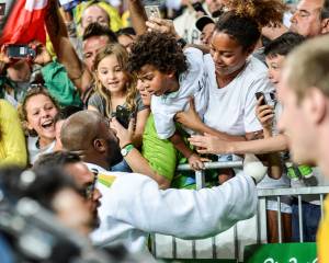 Teddy Riner com o filho e a esposa na Arena Carioca dos Jogos do Rio