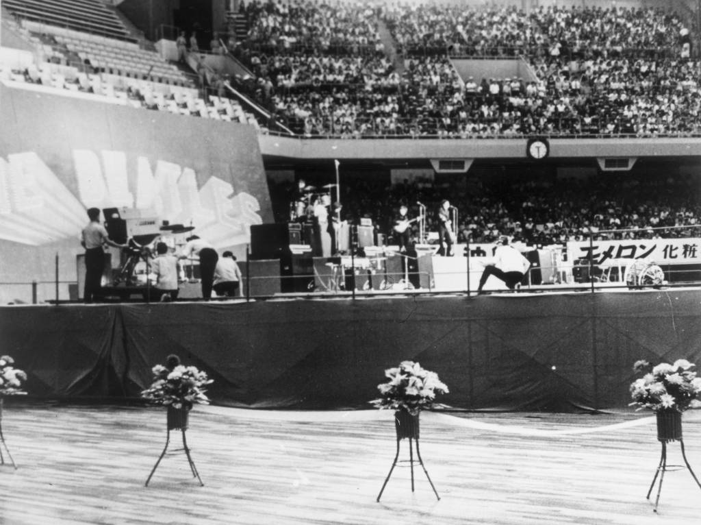 Os Beatles se apresentam no Budokan, no Japão, em 1966