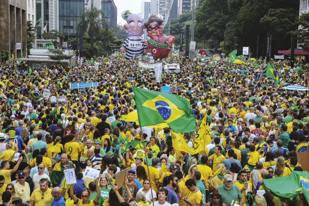 MANIFESTAÇÃO - Passeata pró-impeachment de Dilma: agora o movimento busca outro candidato para chamar de seu -