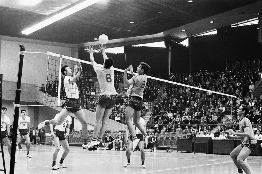 Terushia Moriyama (e) bloqueia o brasileiro Ramalho Oliveira (nº 8) em partida de vôlei nas Olimpíadas de Tóquio em 1964 -