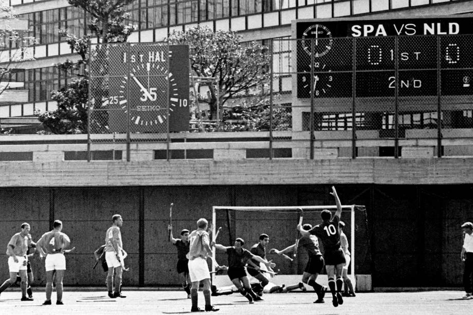 Jogadores espanhóis comemoram gol em partida contra a Holanda, nos Jogos Olímpicos de Tóquio, em 64 -