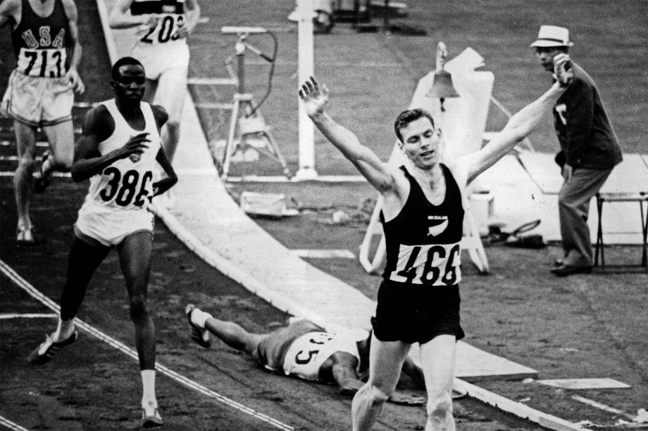 O neozelandês Peter Snell comemora seu triunfo na prova de 800 metros nos Jogos Olímpicos de Tóquio de 1964