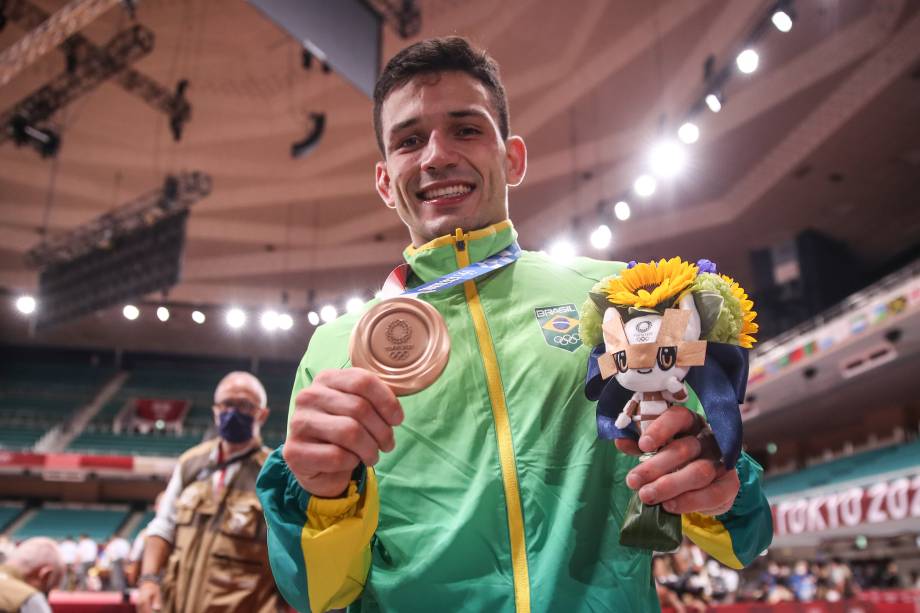 O judoca Daniel Cargnin exibindo a medalha de bronze conquistada em Tóquio -