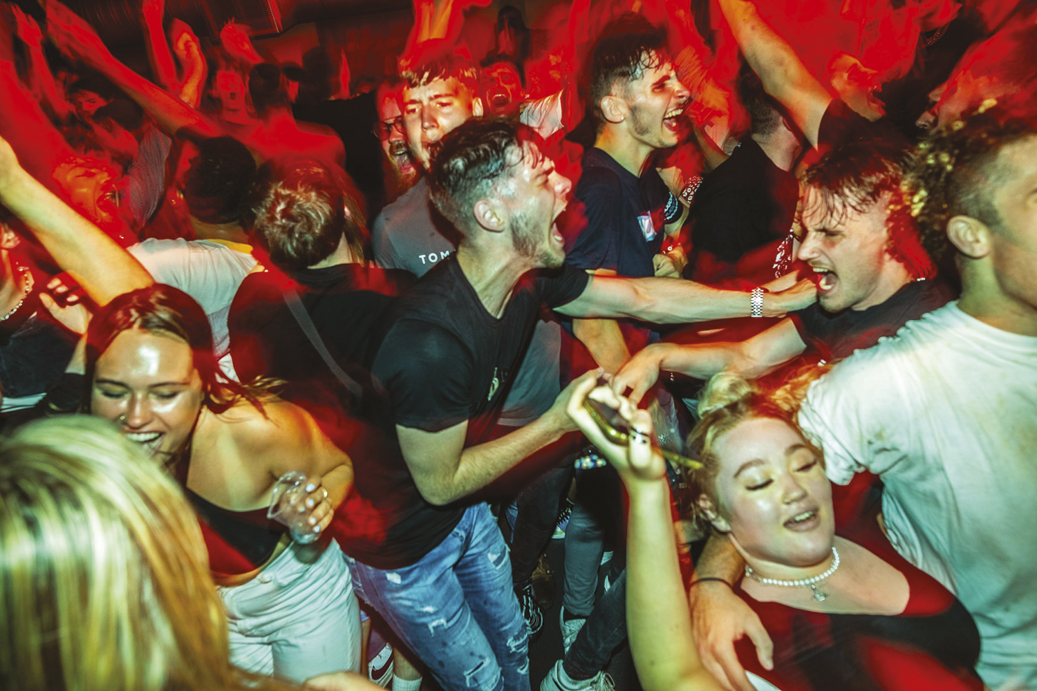 LIBERDADE - Jovens caem na balada em Londres: sem máscara nem distanciamento, eles só querem festejar -