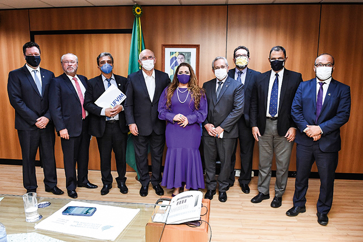 UNIÃO - O ministro Ribeiro recebe reitores alinhados com o Planalto: o papo fluiu -