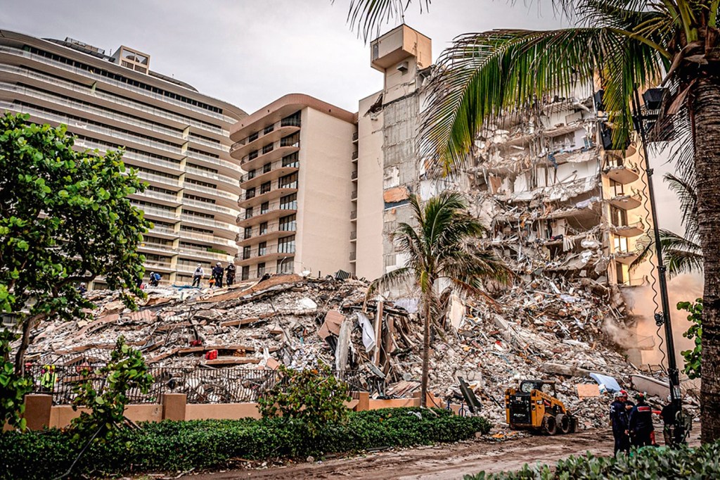 DESOLAÇÃO - Escombros no condomínio Champlain Towers: estruturas danificadas -
