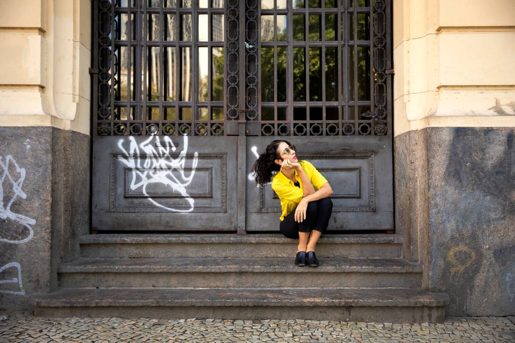 Marisa Monte em frente a Escola de Música da UFRJ -