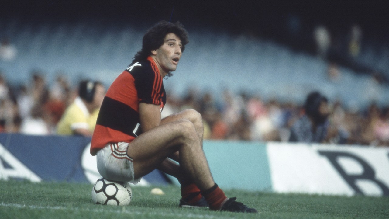Renato Gaúcho, do Flamengo, sentado sobre a bola, durante o jogo contra o Palmeiras, pela Copa União de 1987 -
