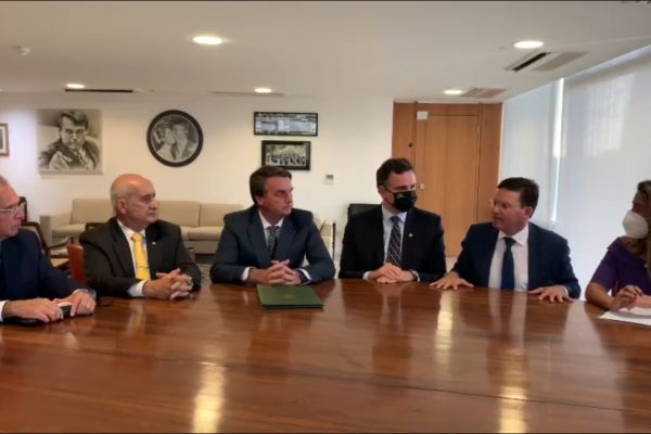 residente Bolsonaro, ministros Joao Roma, Paulo Guedes, general Ramos. Só Pacheco e Flávia Arruda de máscara