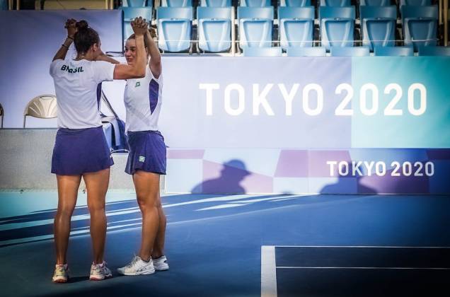 As tenistas Luisa Stefani e Laura Pigossi após a conquista da medalha de Bronze inédita -