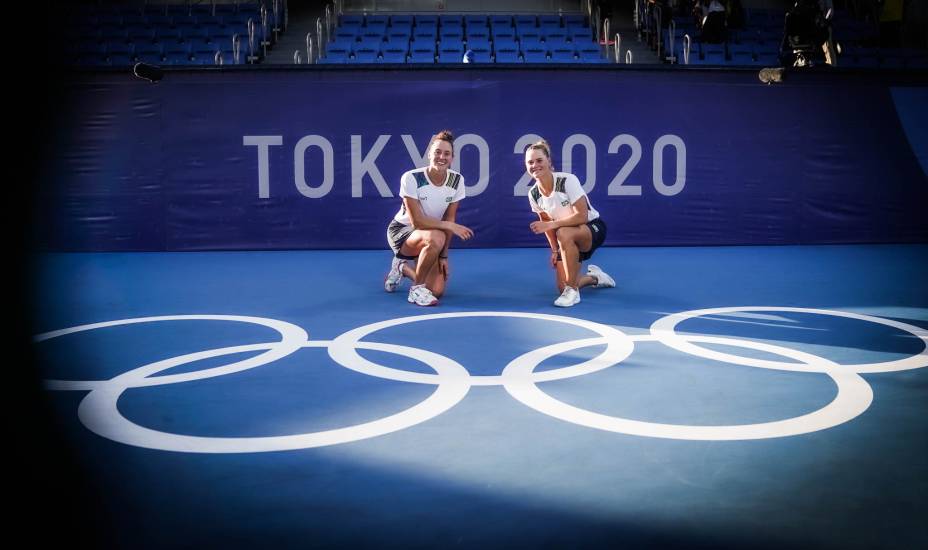 As tenistas Luisa Stefani e Laura Pigossi após a conquista da medalha de Bronze inédita -