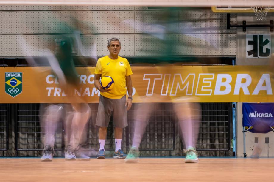 O técnico Zé Roberto em treino da equipe feminina de vôlei em Sagamihara -