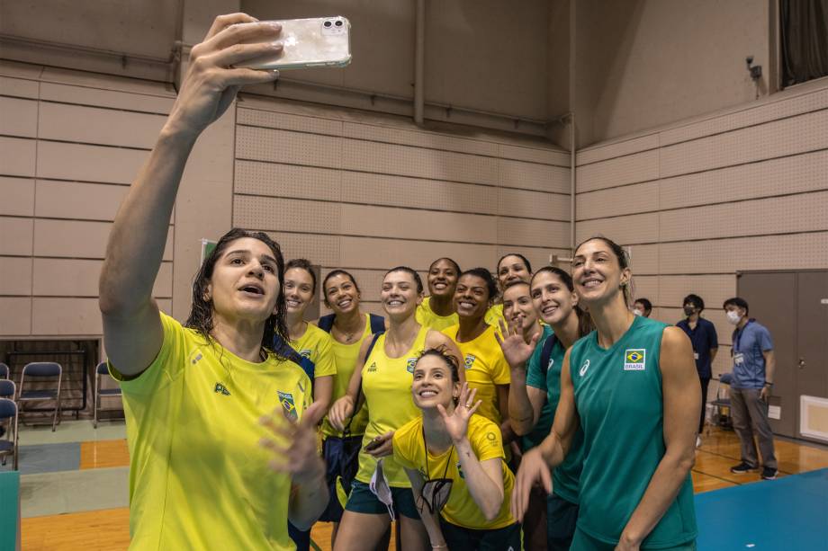 Equipe faz selfie durante treino da selação brasileira de vôlei feminino, em Sagamihara, durante as Olimpíadas Tóquio -