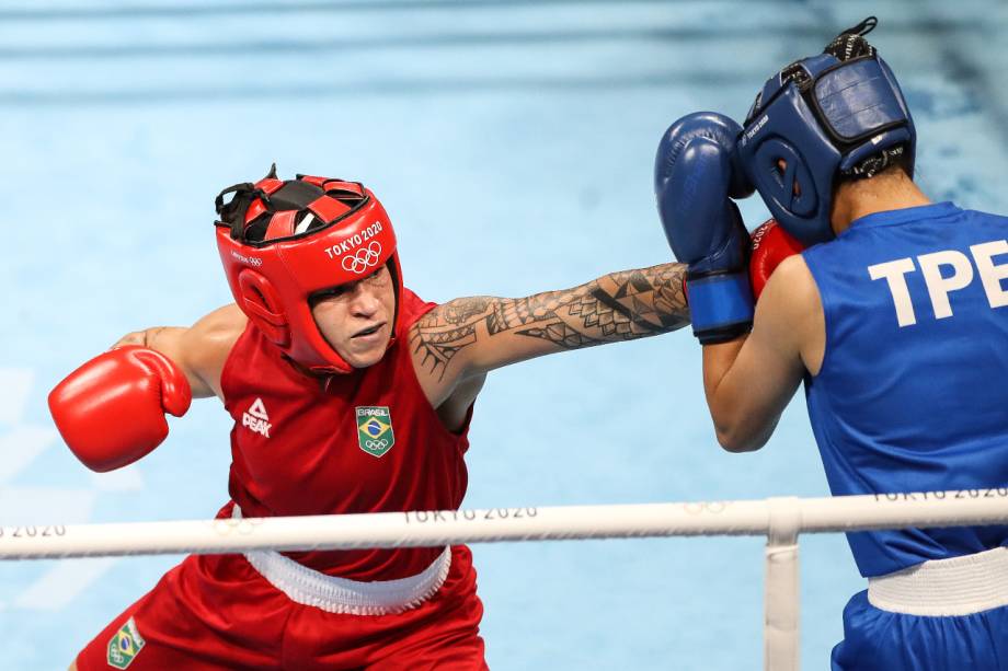 A brasileira Beatriz Ferreira durante luta contra a taiwanesa Shih-Yi Wu -