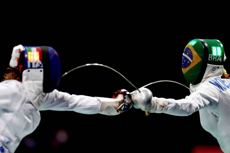 Rossella Fiamingo, da Itália, durante combate na esgrima contra Nathalie Moellhausen, do Brasil -