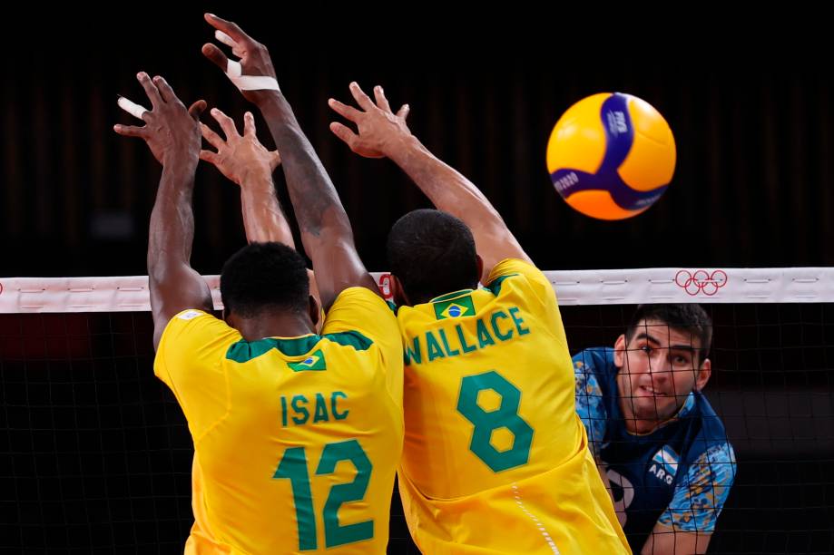 Os brasileiros Isac e Wallace tentam bloquear o argentino Ezequiel Palacios durante partida entre as seleções -