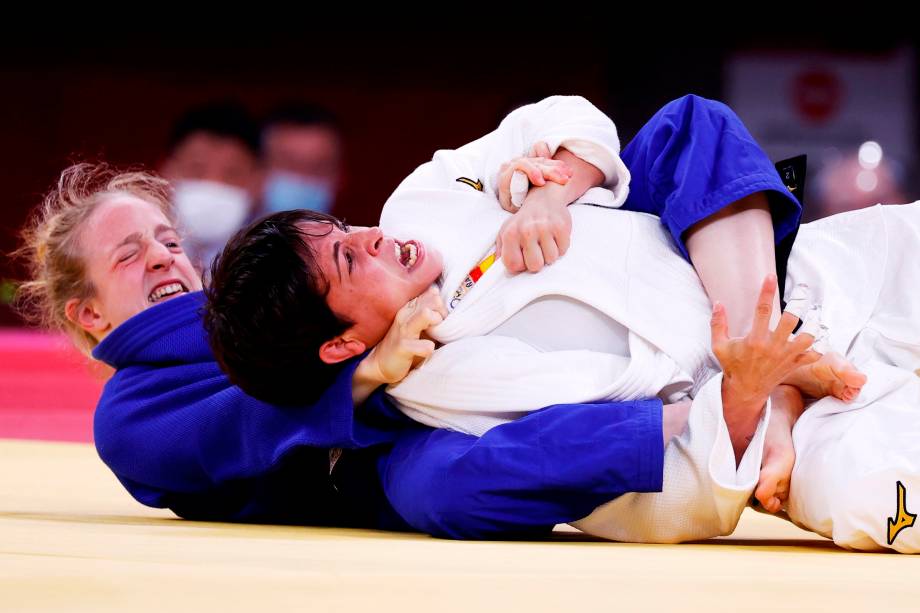 Julia Figueroa (branco), da Espanha, em ação contra Shira Rishony, de Israel, durante sua luta em rodada eliminatória -