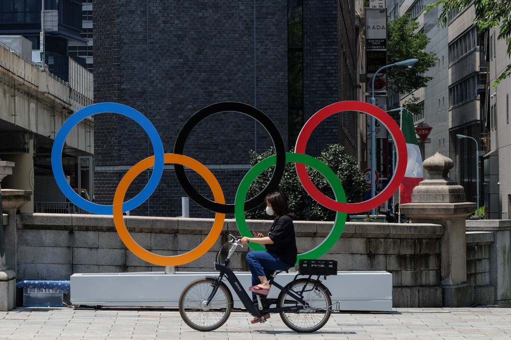 Legenda: Anéis olímpicos lembram que os Jogos estão rolando em Tóquio (Carlos Kato)