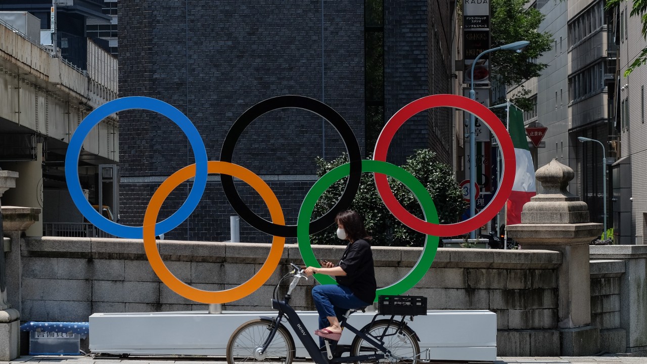 Legenda: Anéis olímpicos lembram que os Jogos estão rolando em Tóquio (Carlos Kato)