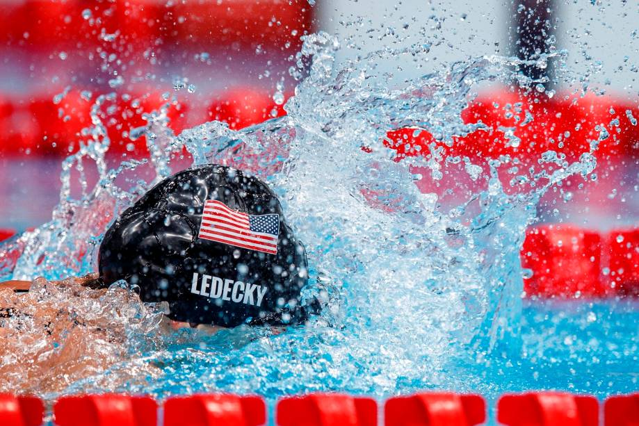 Kathleen Ledecky, dos Estados Unidos, em ação durante prova pela natação -