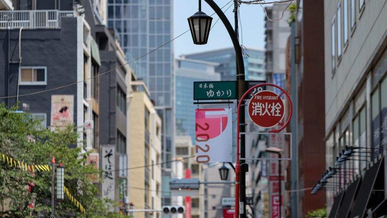 Bandeirolas de Tokyo 2020 decoram rua dos arredores da ponte Nihonbashi, no centro de Tóquio