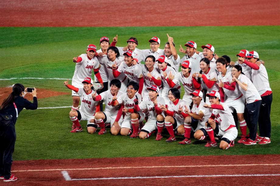 Equipe japonesa de Softball posa para foto após ganharem a medalha de ouro em partida contra os Estados Unidos -