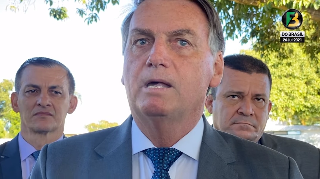 O presidente Jair Bolsonaro conversa com apoiadores no cercadinho do Palácio da Alvorada na manhã desta segunda-feira (26/07/2021)