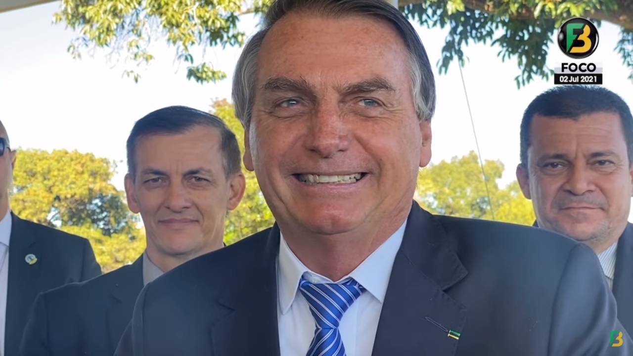 Sorrindo, o presidente Jair Bolsonaro ironiza o governador do Rio Grande do Sul, Eduardo Leite, por declarar publicamente que é gay