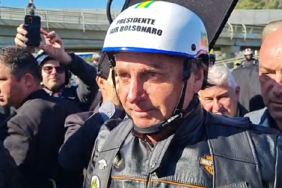 Jair Bolsonaro antes de participar de motosseata em Porto Alegre (RS) - 10/07/2021 -